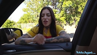 Le Gros Cul Et Les Compétences De Tabatha Lust Avec Une Grosse Bite Dans Les Toilettes D'Un Restaurant.