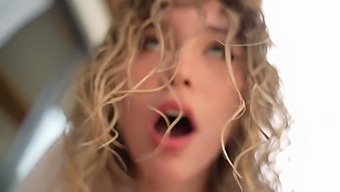 Den Lækre Tøs Lilkarina2 Suger Pik Som En Slikkepind Og Viser Sine Vilde Evner I En Intens Omgang.