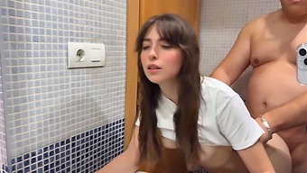 Сладка Мацка Се Чука С Доведения Си Баща В Банята И Той Я Изпразва Вътре.